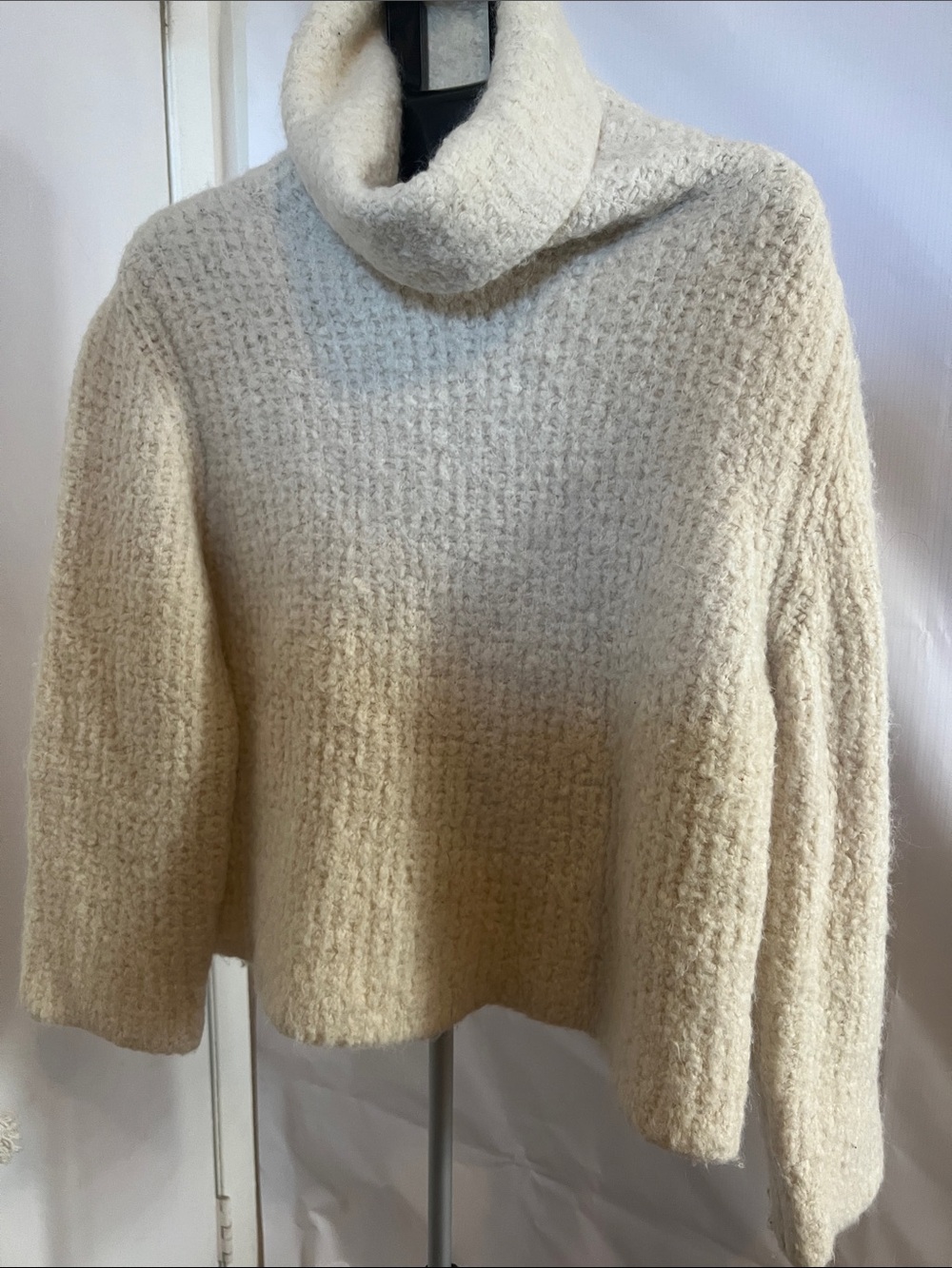 THEORY ALPACA BLEND COZY TURTLE NECK CREAM OVERSIZE SWEATER SIZE S